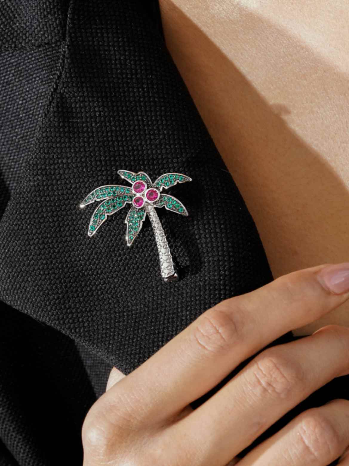 گل سینه جواهری BO00149 گل سینه یا سنجاق سینه قابل استفاده روی لباس ، شال و روسری برند شنل Chanel ریز کاری شده با طراحی زیبا رنگ ثابت ضد حساسیت های کپی اورجینال جواهر اصلی رنگ و آبکاری آبکاری نقره ای رادیوم